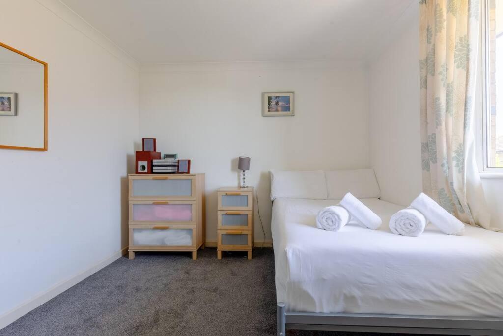 Homely 1 Bedroom In Beckton With Parking